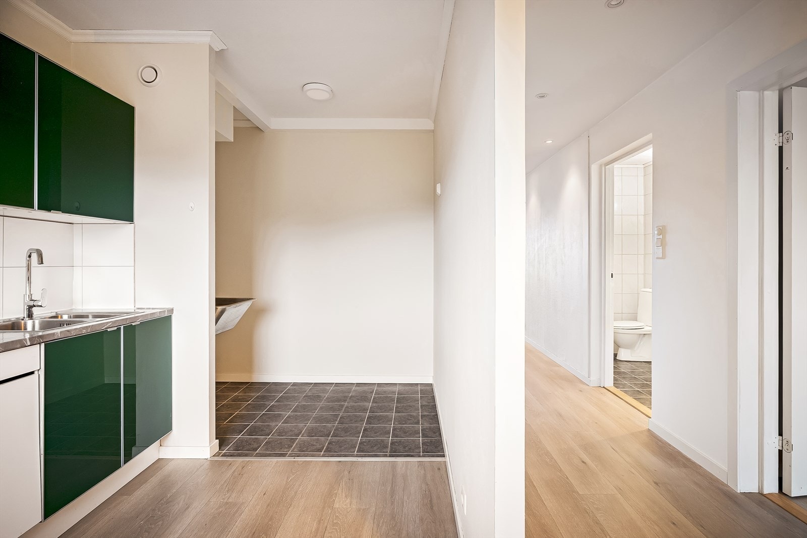 Kjøkkenet er 10,2 m² og har utslagsvask og opplegg
for vaskemaskin Galleribilde