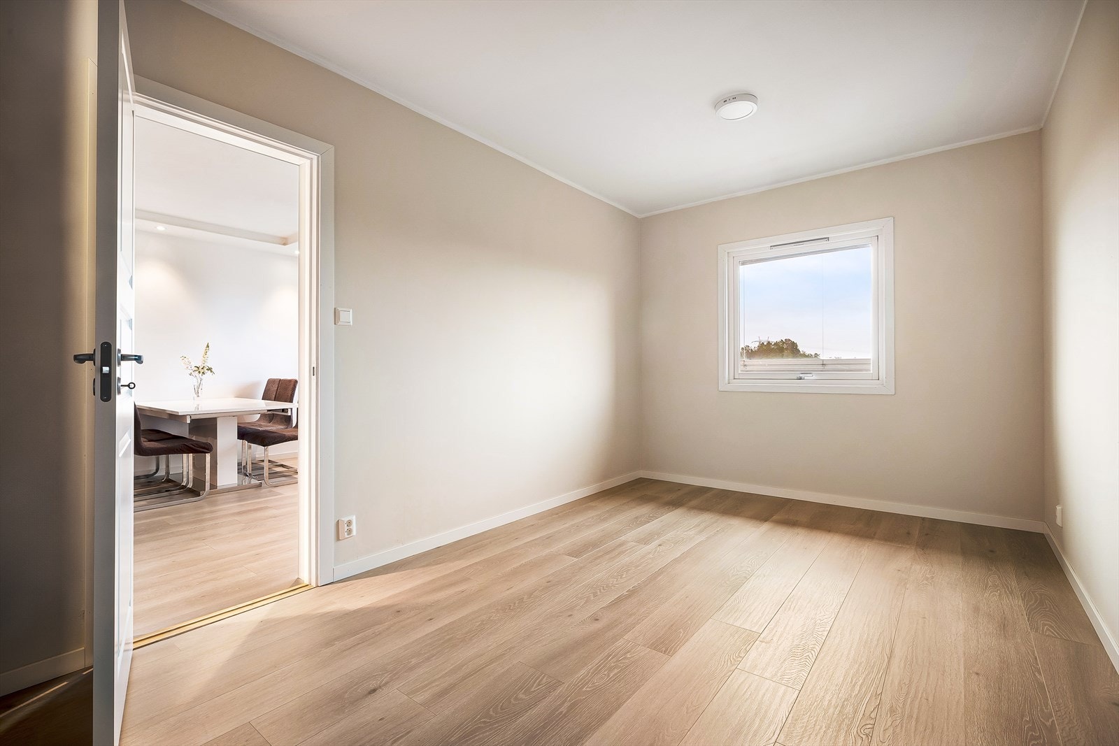 Soverom 16,8 m². Nymalte vegger og nytt laminat gulv. Galleribilde