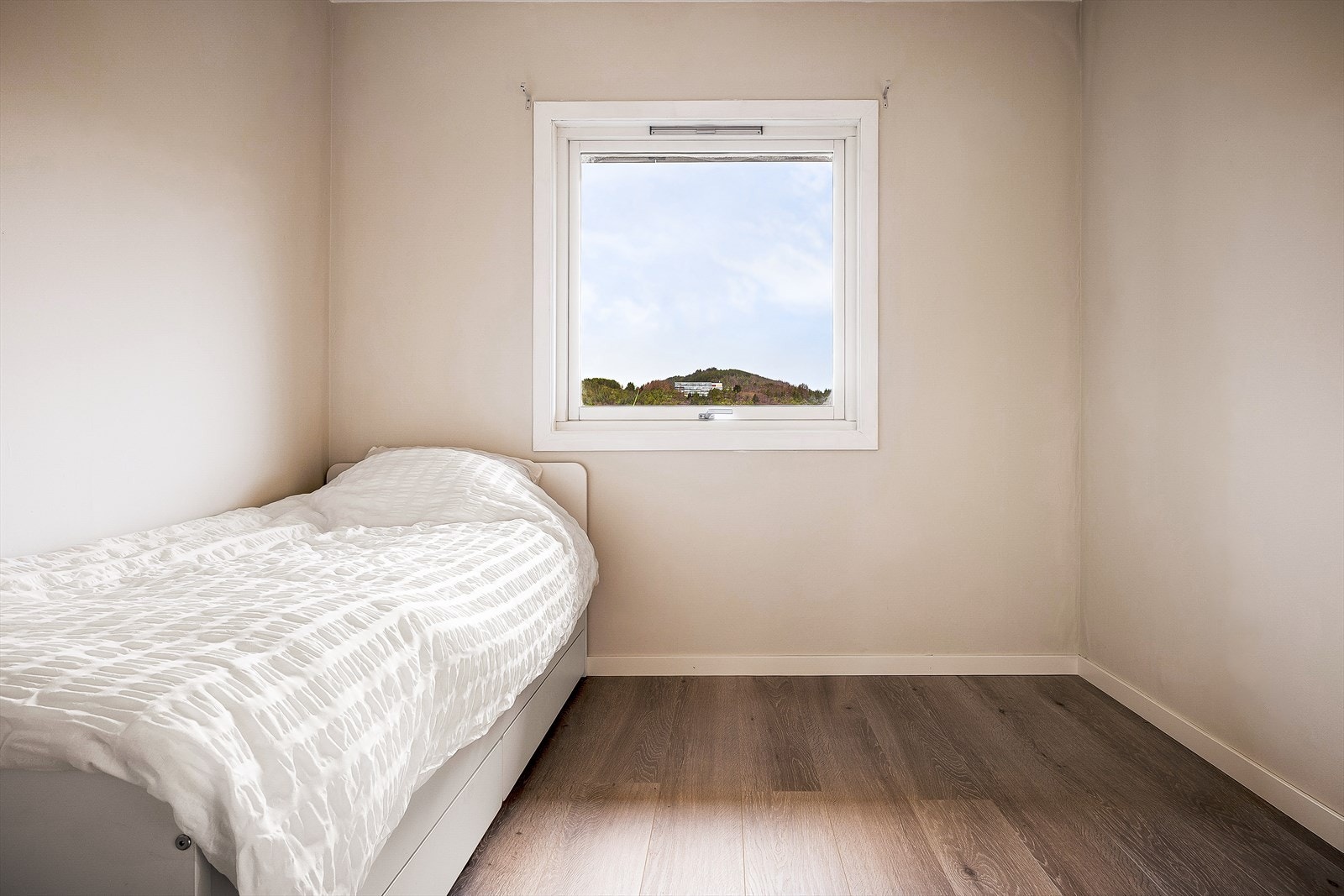 Soverom på 8,7 m². Nymalte vegger og nytt laminat på gulv. Galleribilde