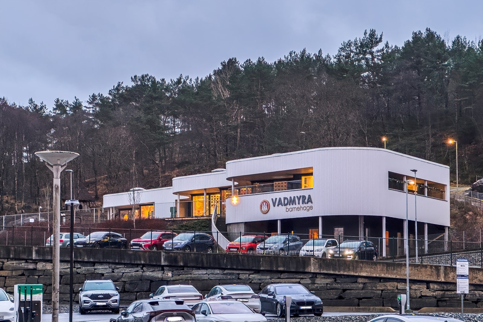 Vadmyra barnehage ligger rett ved blokken Galleribilde