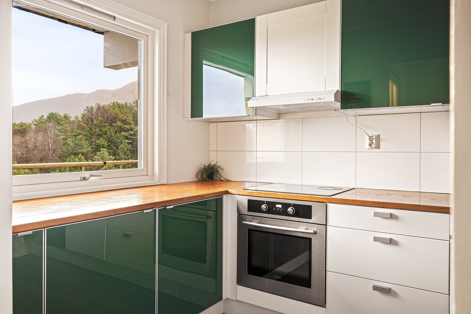 Kitchen boards over deler av benkeplaten. Galleribilde