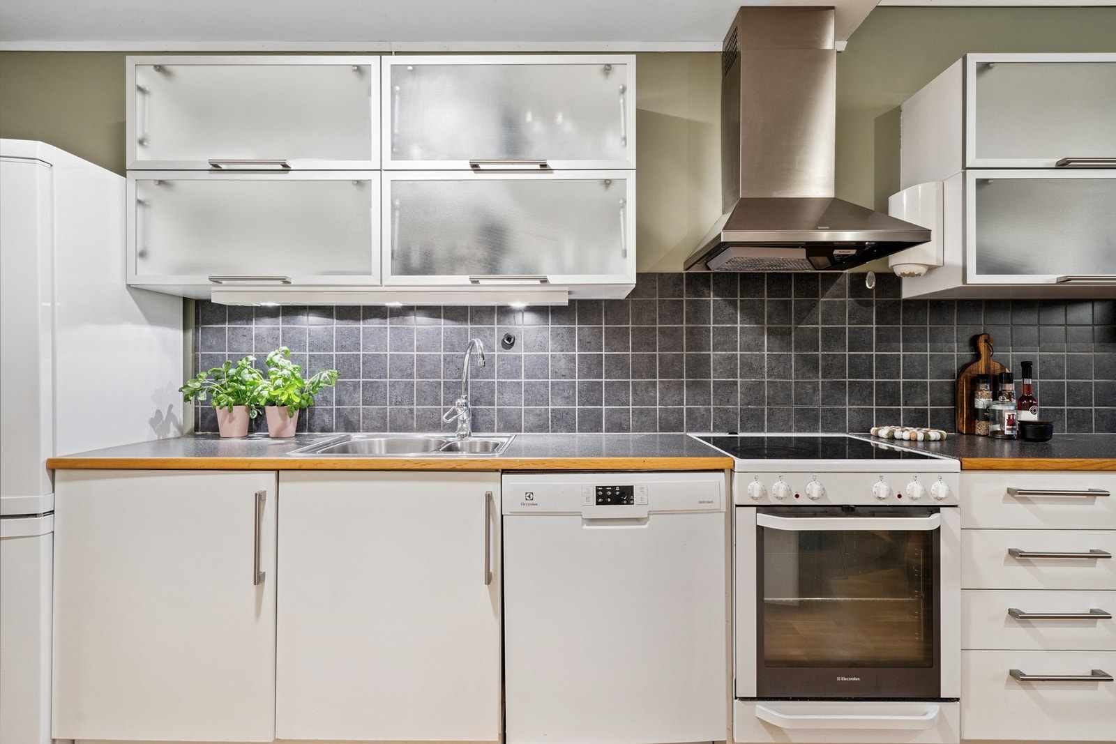 Kjøkkenet er innredet med frittstående hvitevarer som følger med salget Galleribilde