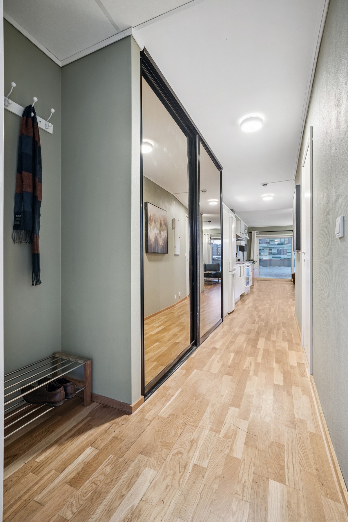 Velkommen inn! Praktisk entré og gang med plass til stor skyvedørsgarderobe Galleribilde