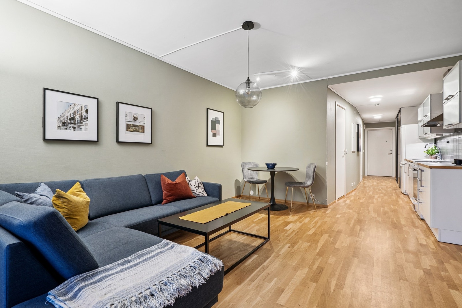 Stuen er lys og luftig med en behagelig romfølelse Galleribilde