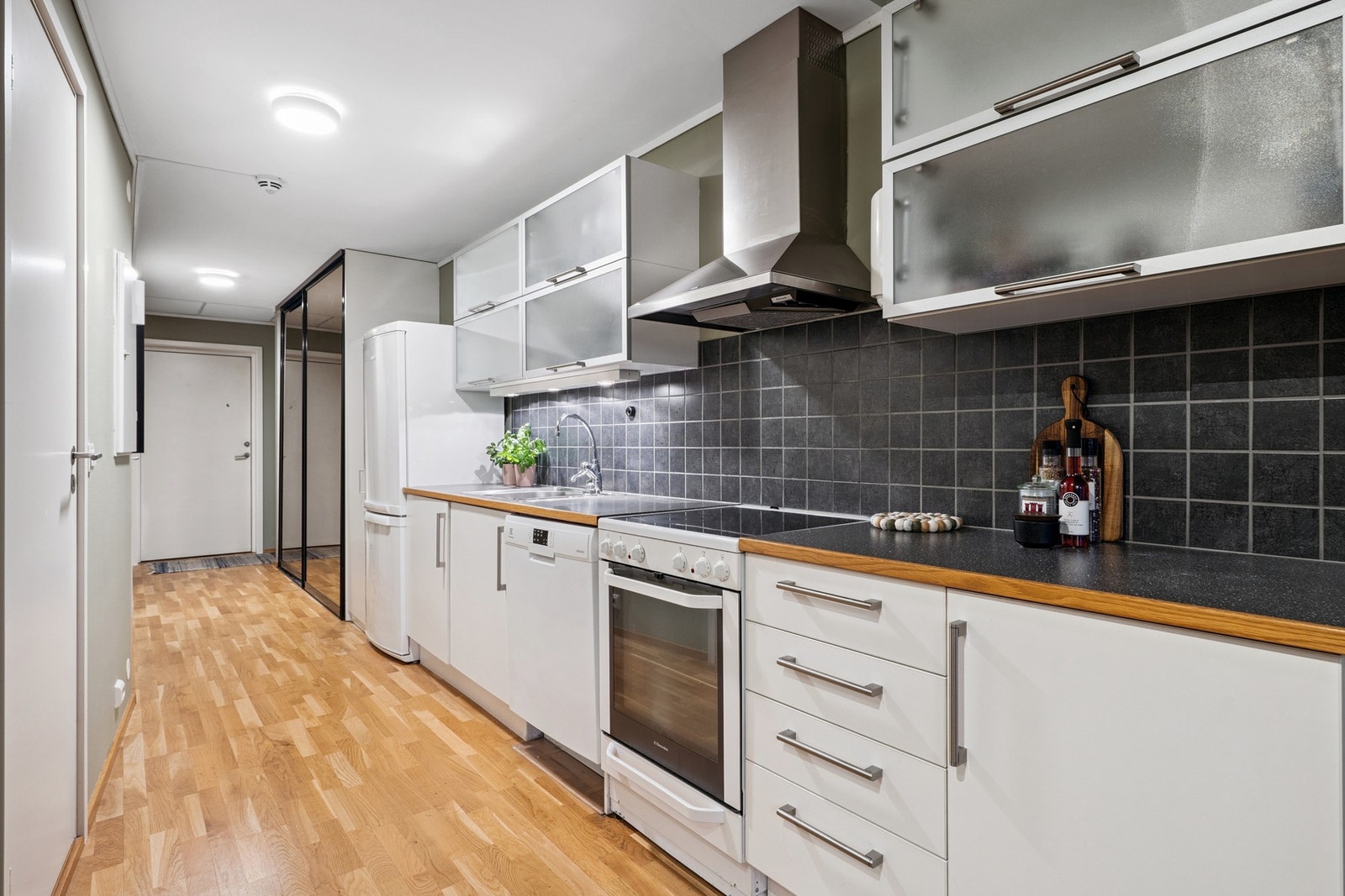 Kjøkkenet har godt med både skap og benkeplass Galleribilde