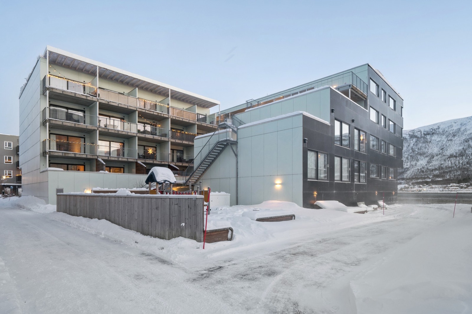 Det er kort vei til busstopp som gir gode forbindelser og rask adkomst til øvrige deler av Tromsø. Galleribilde