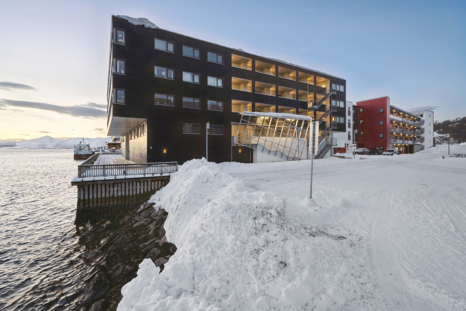 Leiligheten ligger langs Strandvegen med flere matbutikker, apotek og treningssenter i umiddelbar nærhet Galleribilde