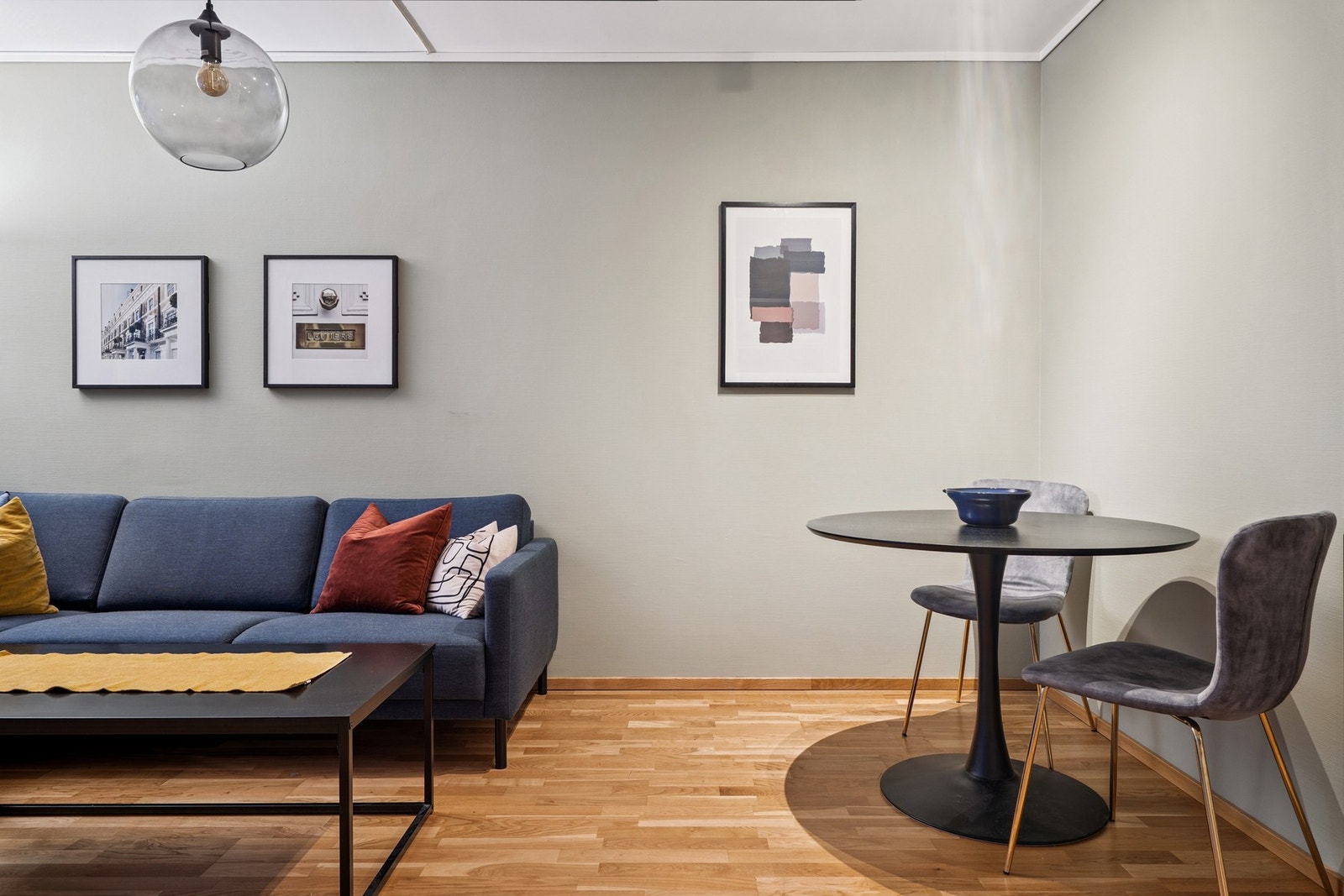 Stuen har god plass til møblering og spisestuemøbler Galleribilde