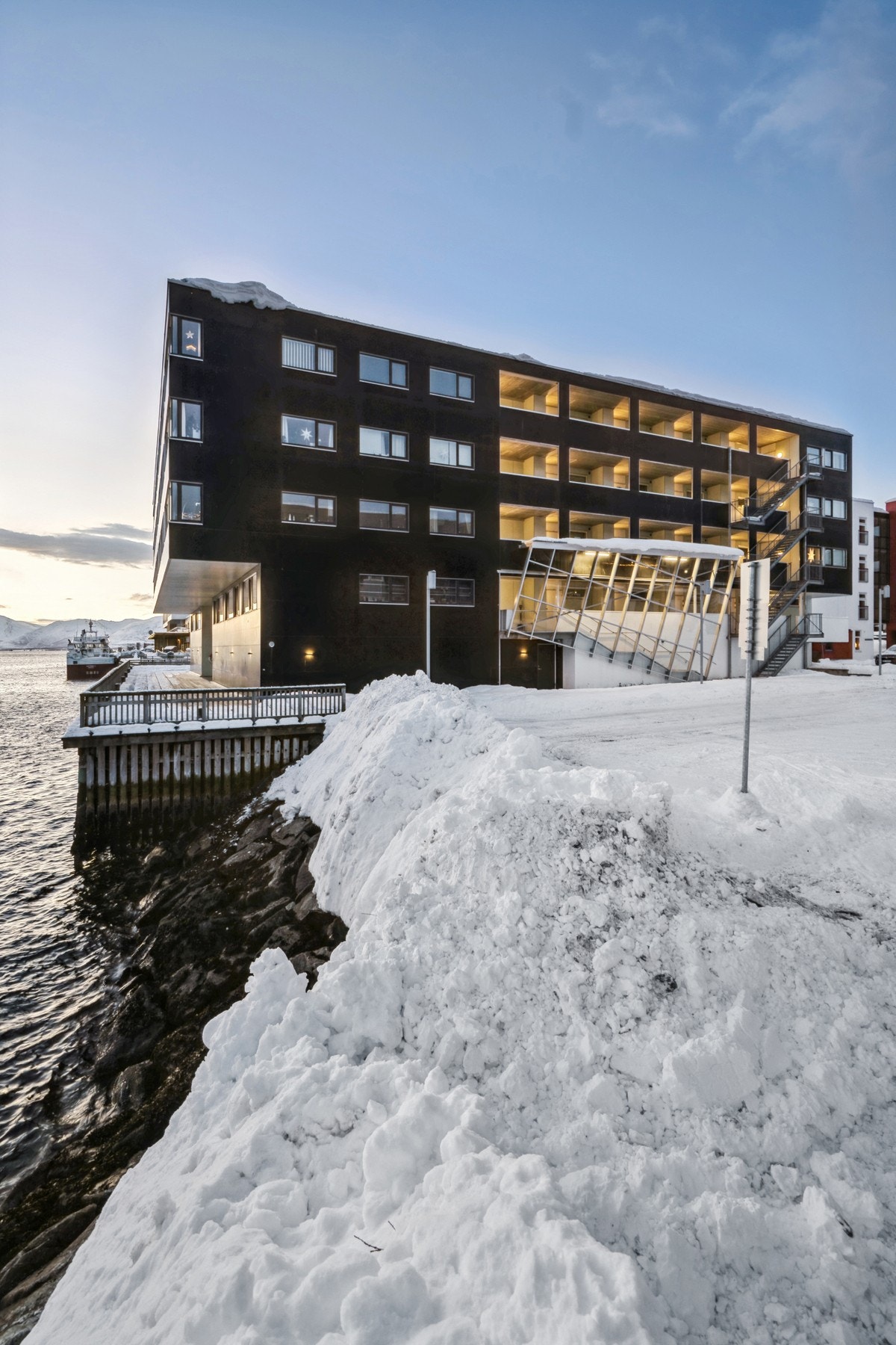 Flott beliggenhet nede med havet på Tromsøya sin sørside Galleribilde