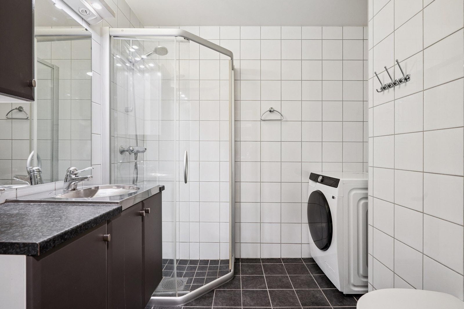 Badet er romslig med en praktisk "vaskekrok" hvor det også er plass til tørketrommel Galleribilde