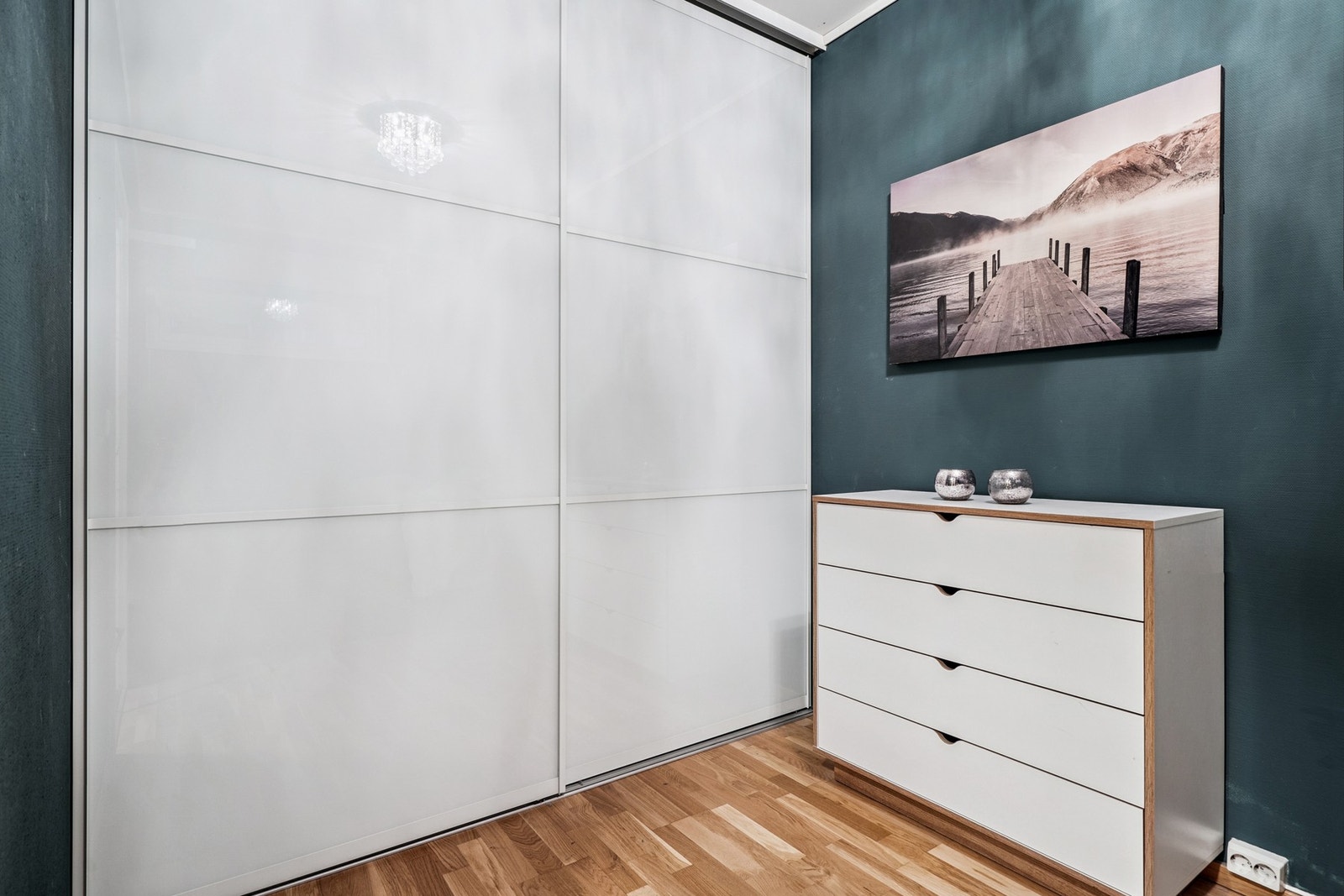 Stor skyvedørsgarderobe på soverommet som gir rikelig med lagringsplass Galleribilde