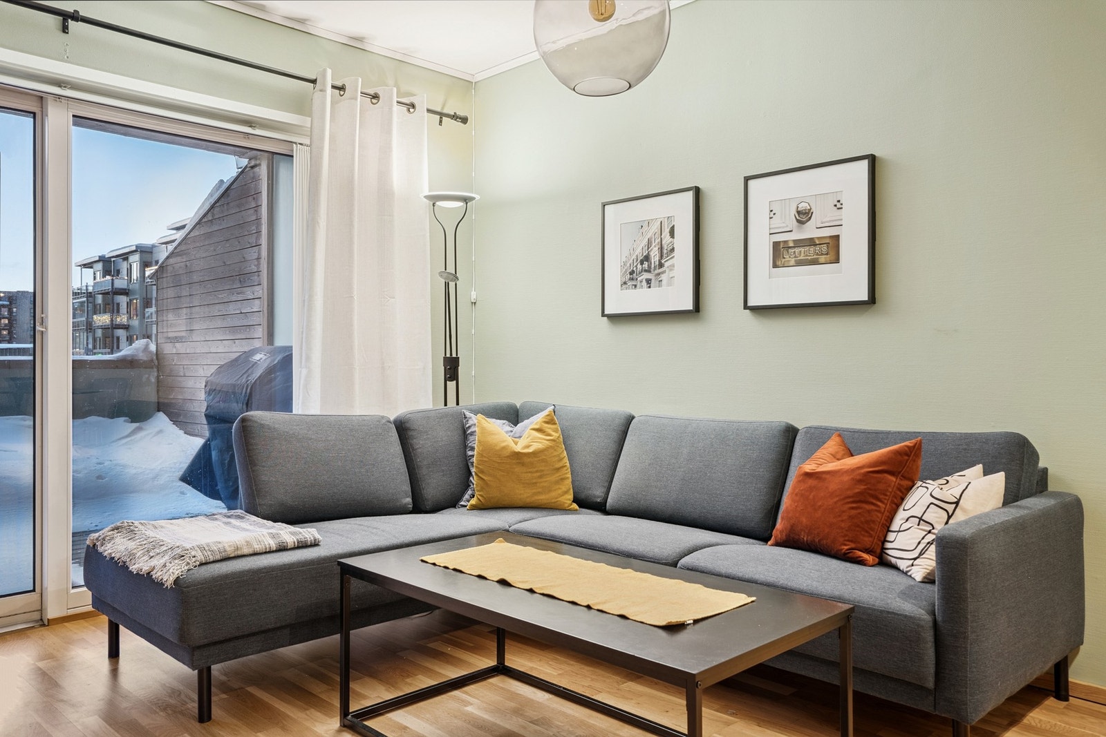 Leiligheten er malt i en moderne grønnfarge Galleribilde