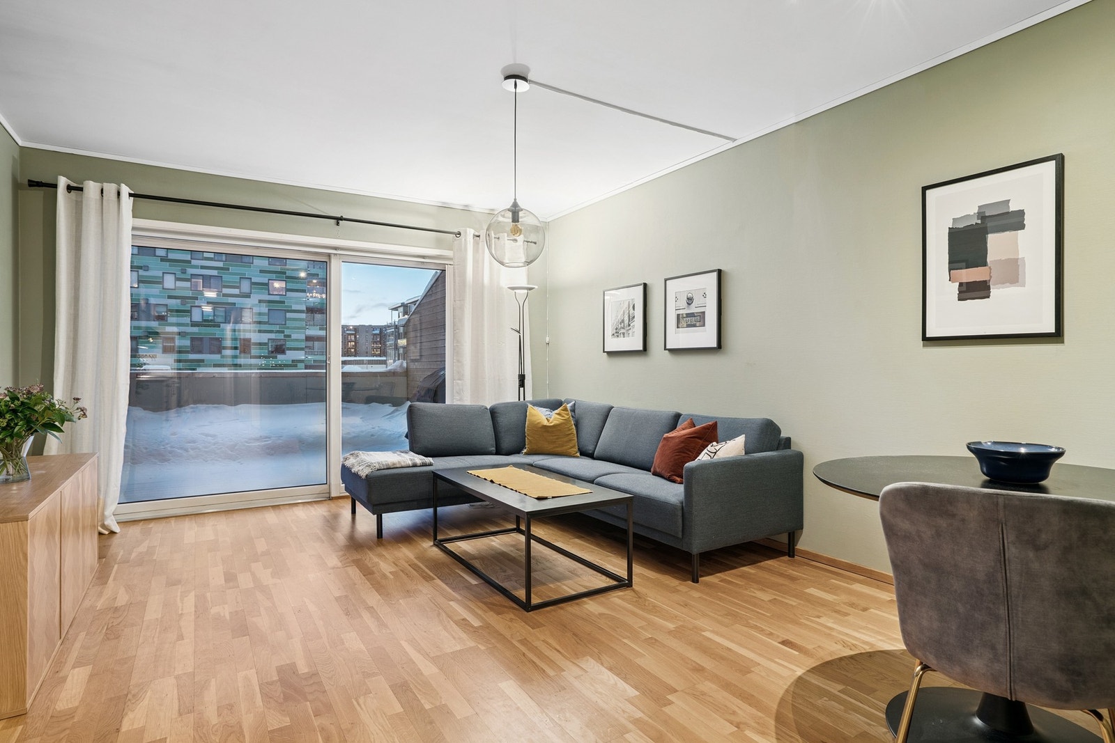 Eiendomsmegler1 v/Thea Mietinen Røslie presenterer Sjøstranda 77 - en hyggelig andelsleilighet med praktisk planløsning! Galleribilde