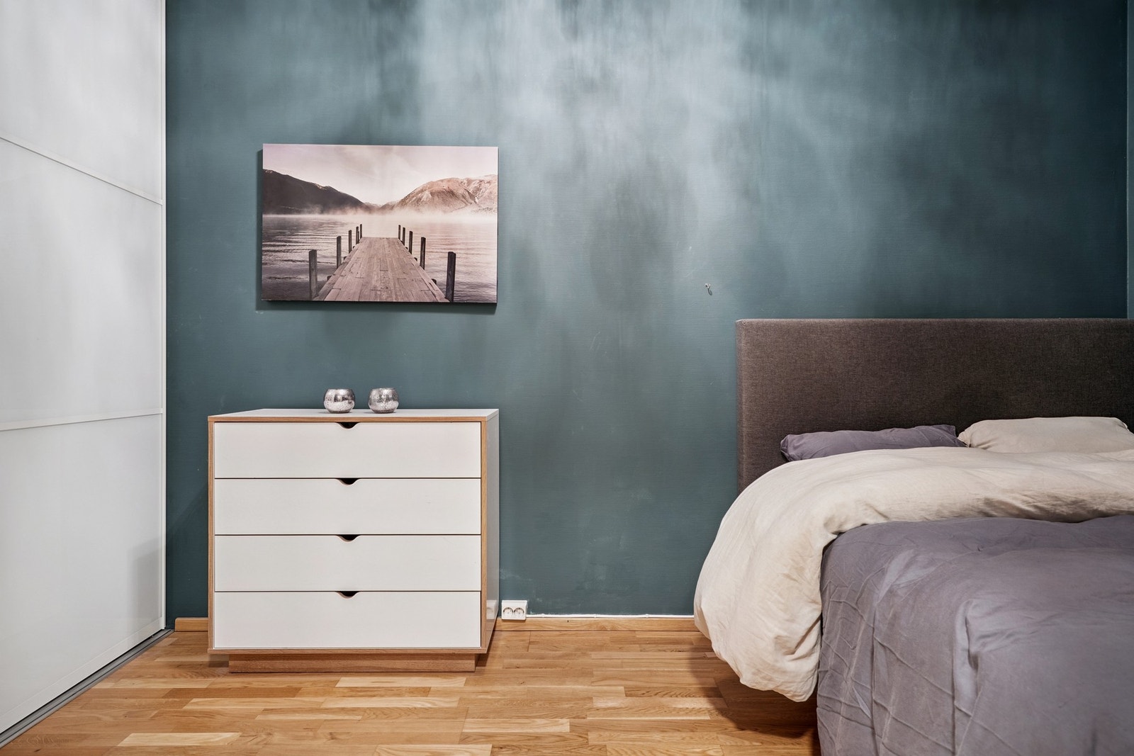 Soverommet har plass til både dobbeltseng og garderobeløsning, i tillegg til ekstra møblement Galleribilde