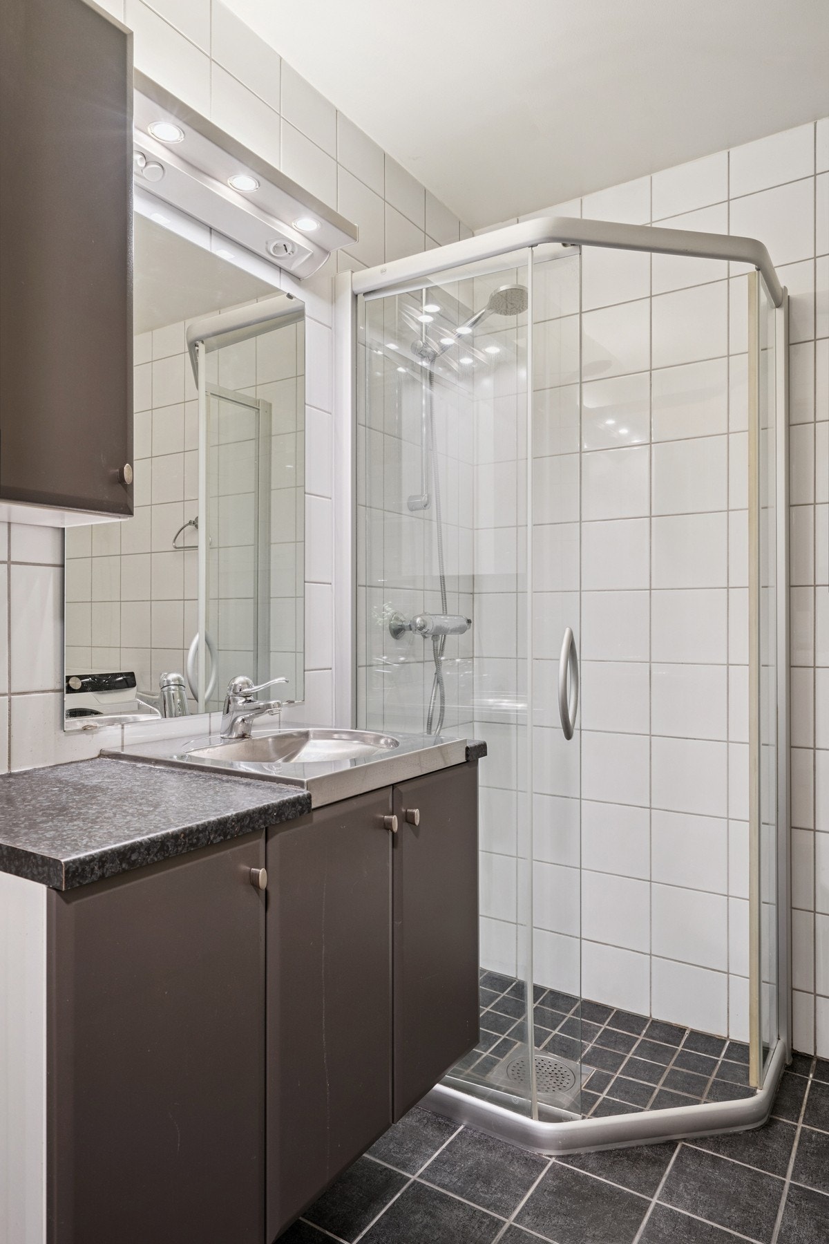 Badet er flislagt med elektriske varmekabler Galleribilde