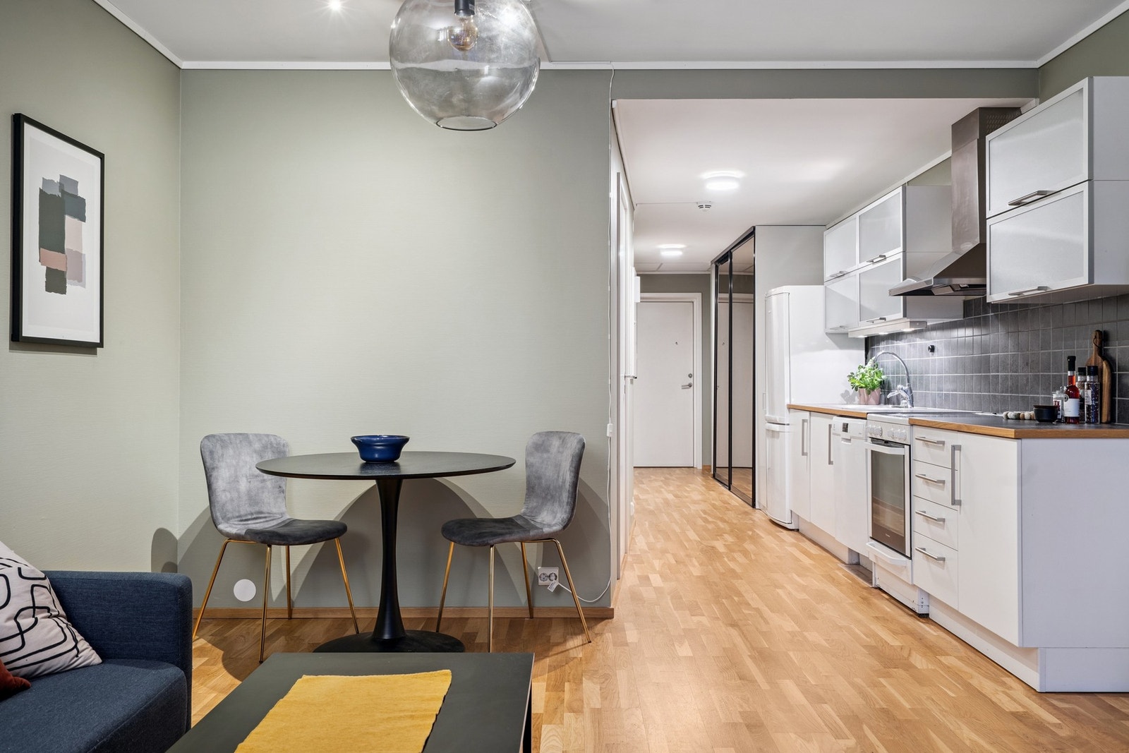 Sosial planløsning med åpen stue-og kjøkkenløsning Galleribilde