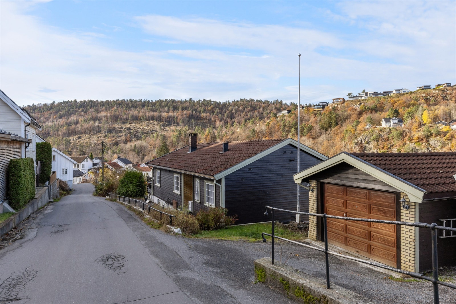 Få meter til sentrum fra boligen. Det tilhører enkel garasje ved siden av boligen. Galleribilde