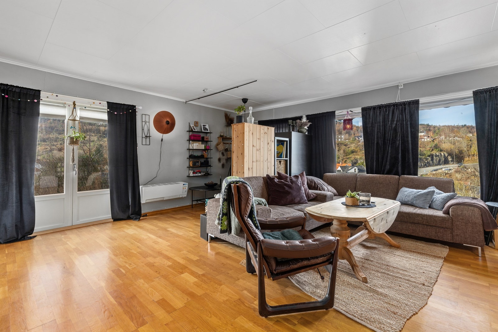 Varmepumpe og vedfyring i stue. Galleribilde