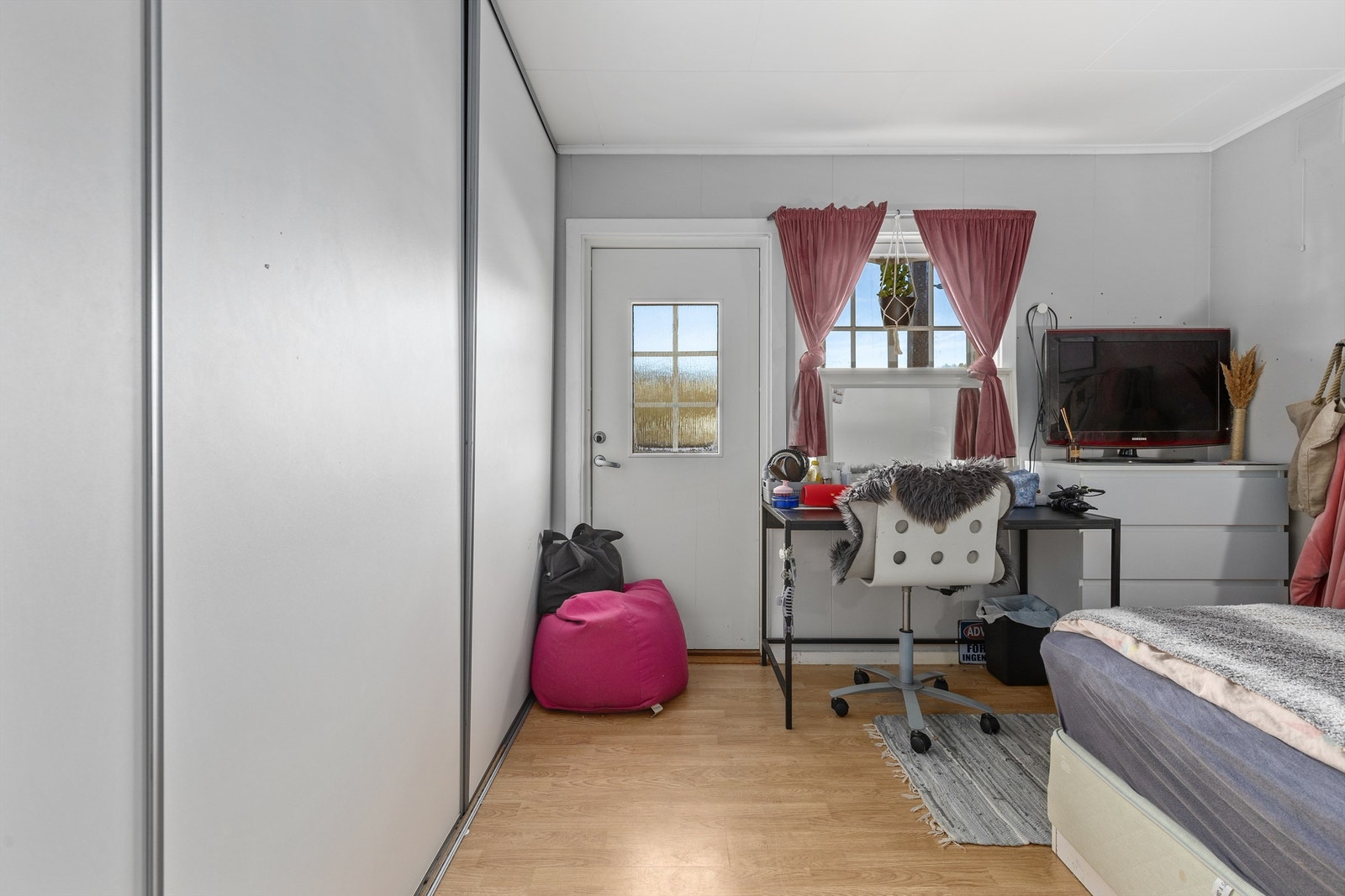 Soverom i hovedetasjen med skyvedørsgarderobe. Galleribilde