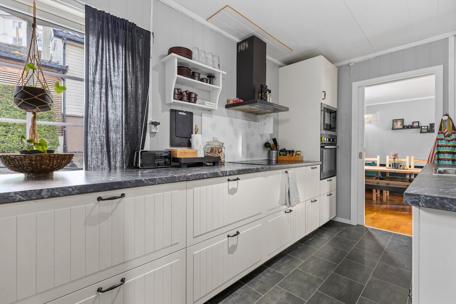 Kjøkken i hovedetasjen. Galleribilde