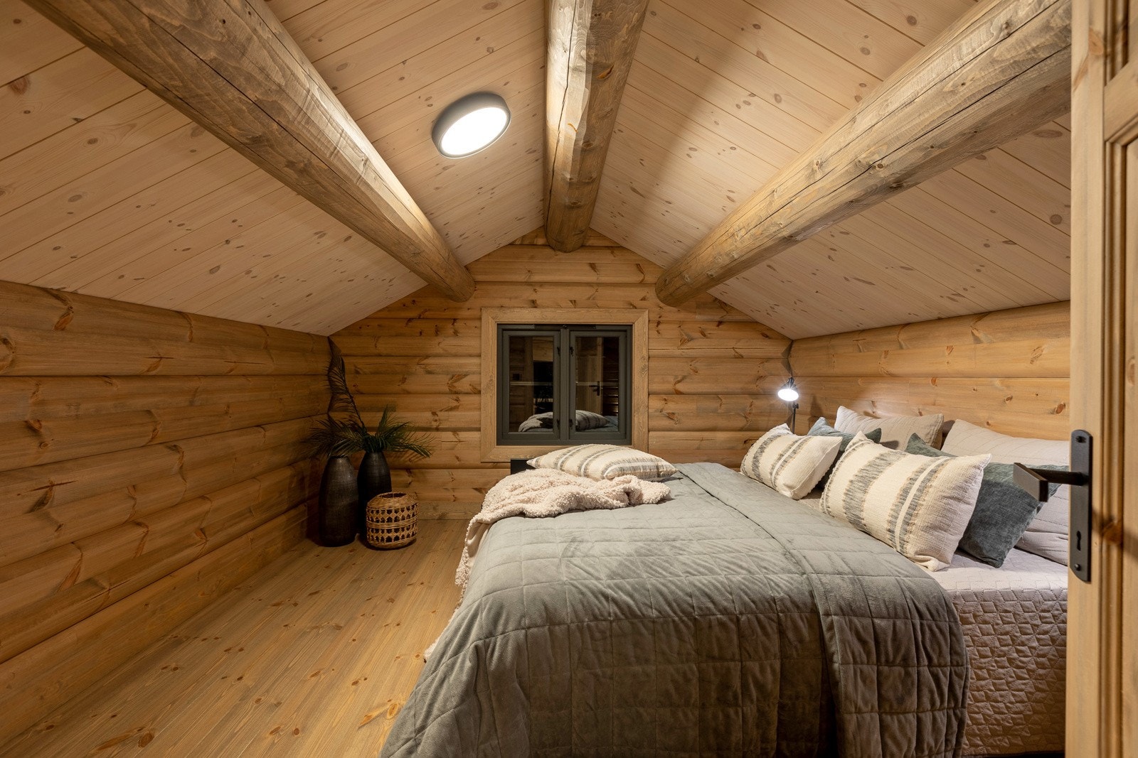 Rommene i andre etasje har skråhimling og lav takhøyde og kan således ikke kalles soverom. Galleribilde