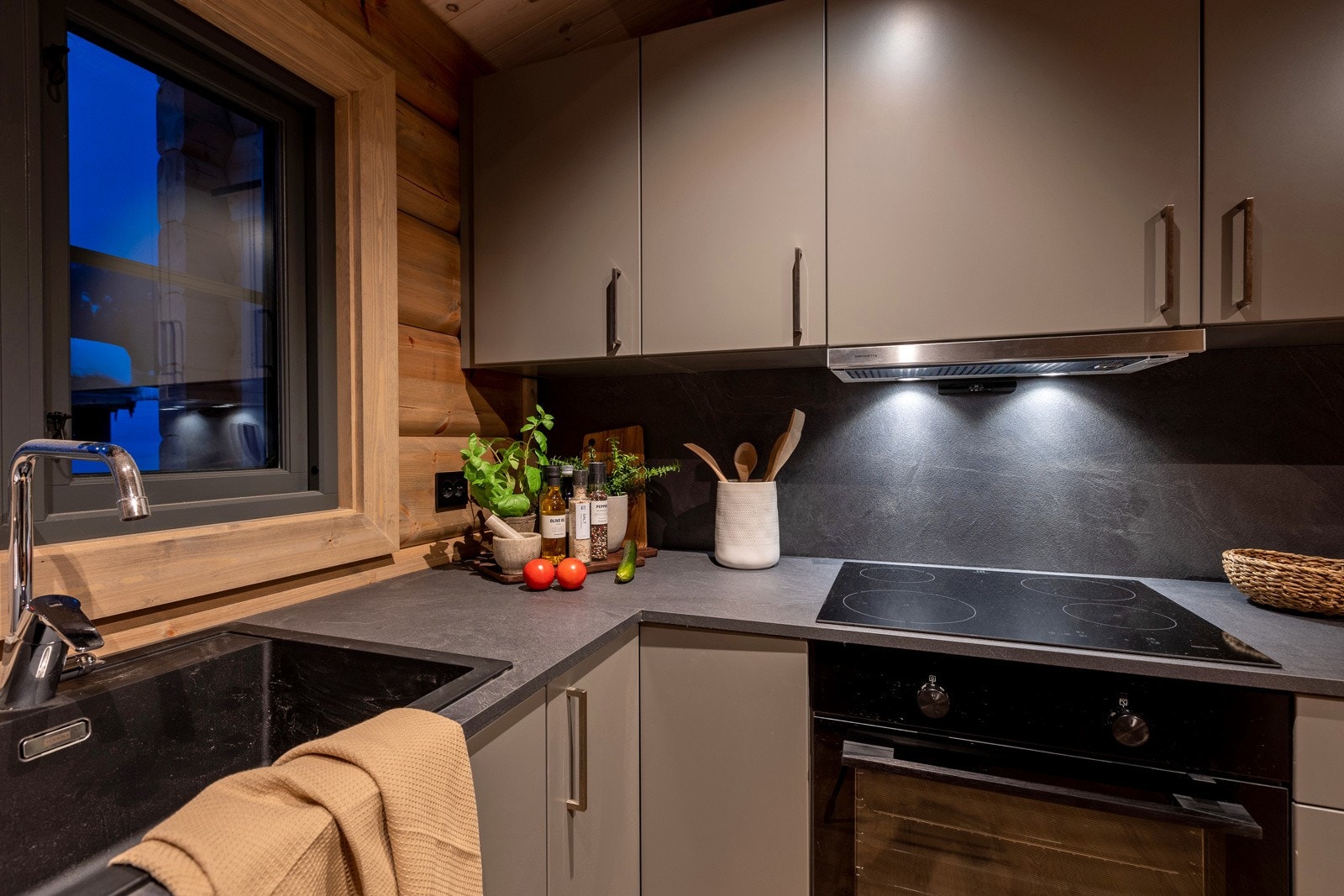 Mellom benk og overskap er det også laminat Galleribilde