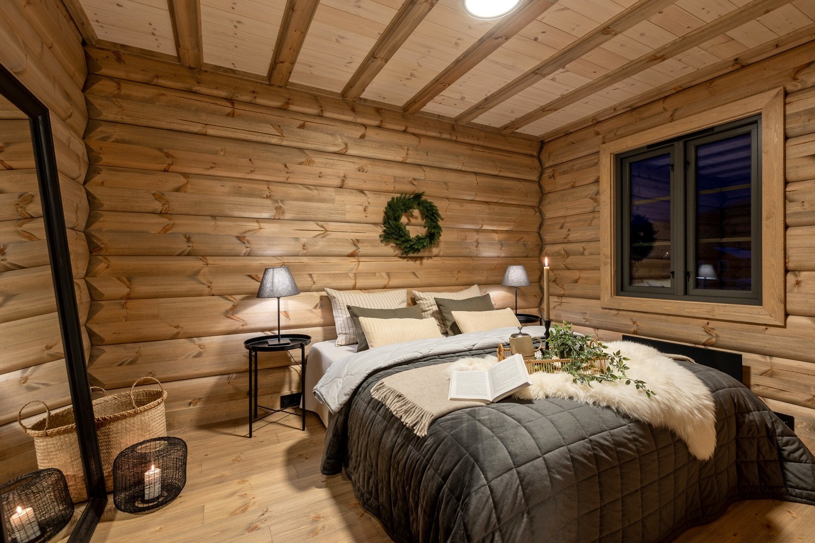 Stort godt soverom med god plass til dobbeltseng. Galleribilde