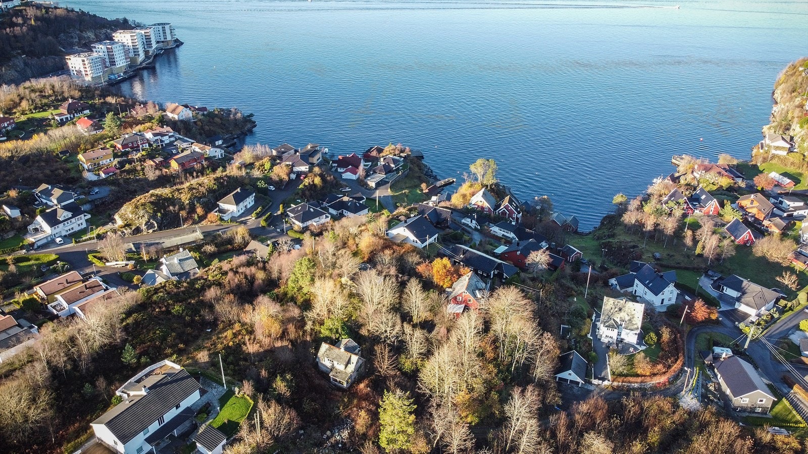 Eiendommen er regulert inn i 5 eneboligtomter. Bergen kommune gir hver av disse rett til, mot betaling av refusjon, å knytte seg til det veganlegget som BK har opprettet Galleribilde