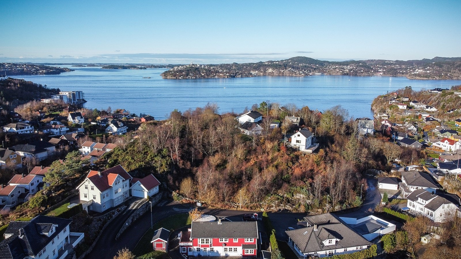 Det er inngått avtale med Bergen kommune om overtagelse av ca. 960 kvm tomt, liggende langs vei mot tomtens sør-østre grense Galleribilde