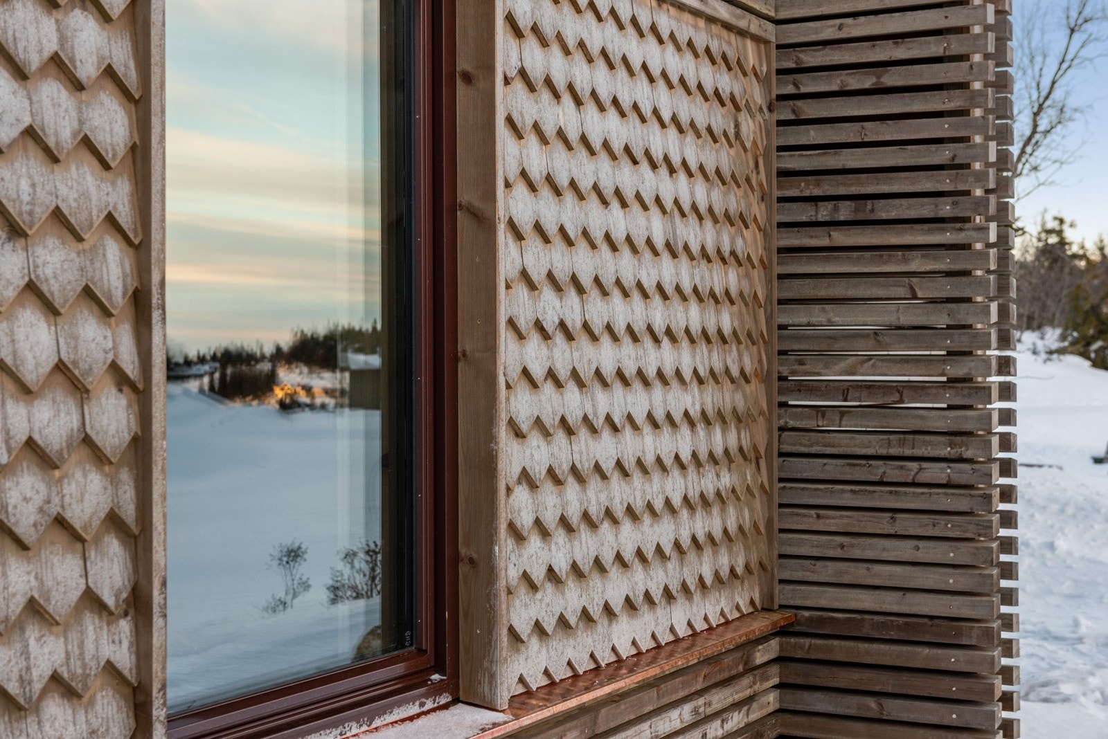 Treverket på fasaden har en egenartet dimensjon som gir hytta et robust uttrykk. Galleribilde