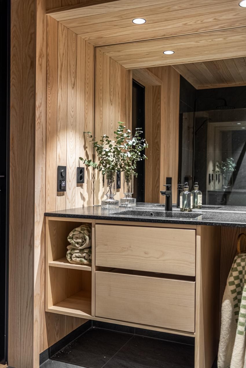 Badene har baderomsinnredning skreddersydd av Bærum Kjøkkensenter. (Bilde av en tilsvarende hytte i prosjektet) Galleribilde