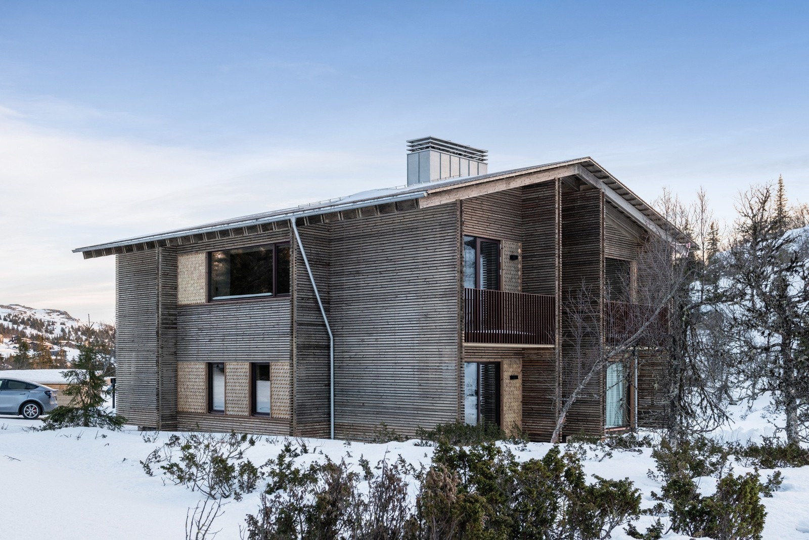 Velkommen til Vinterro! Svartskardvegen 228 ligger 950 moh. Fritidsboligen ligger helt innerst på feltet, med vill og urørt natur i vest. Galleribilde