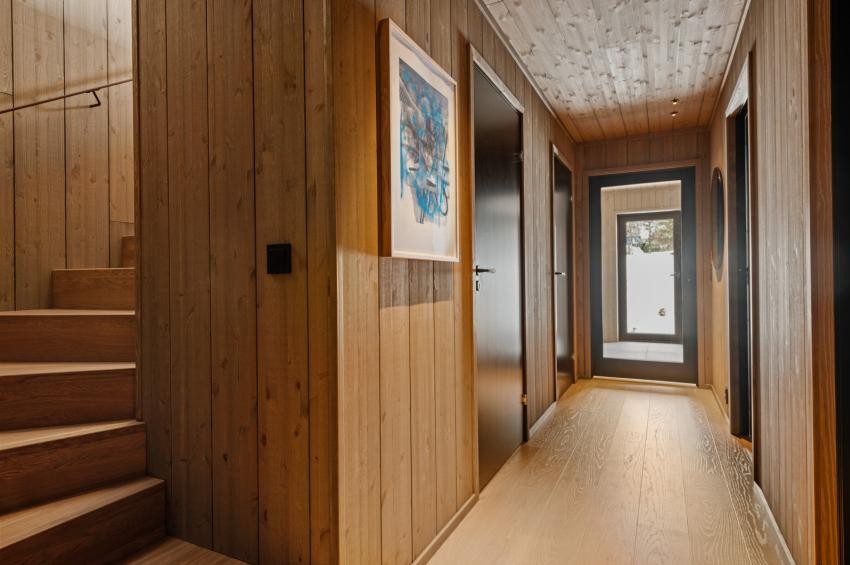 Elektrisk gulvvarme i 1. etasje på begge baderom, i gang, entré og tilliggende sportsbod/bod. Bilde fra en ferdigstilt (speilvendt) enhet i prosjektet. Galleribilde