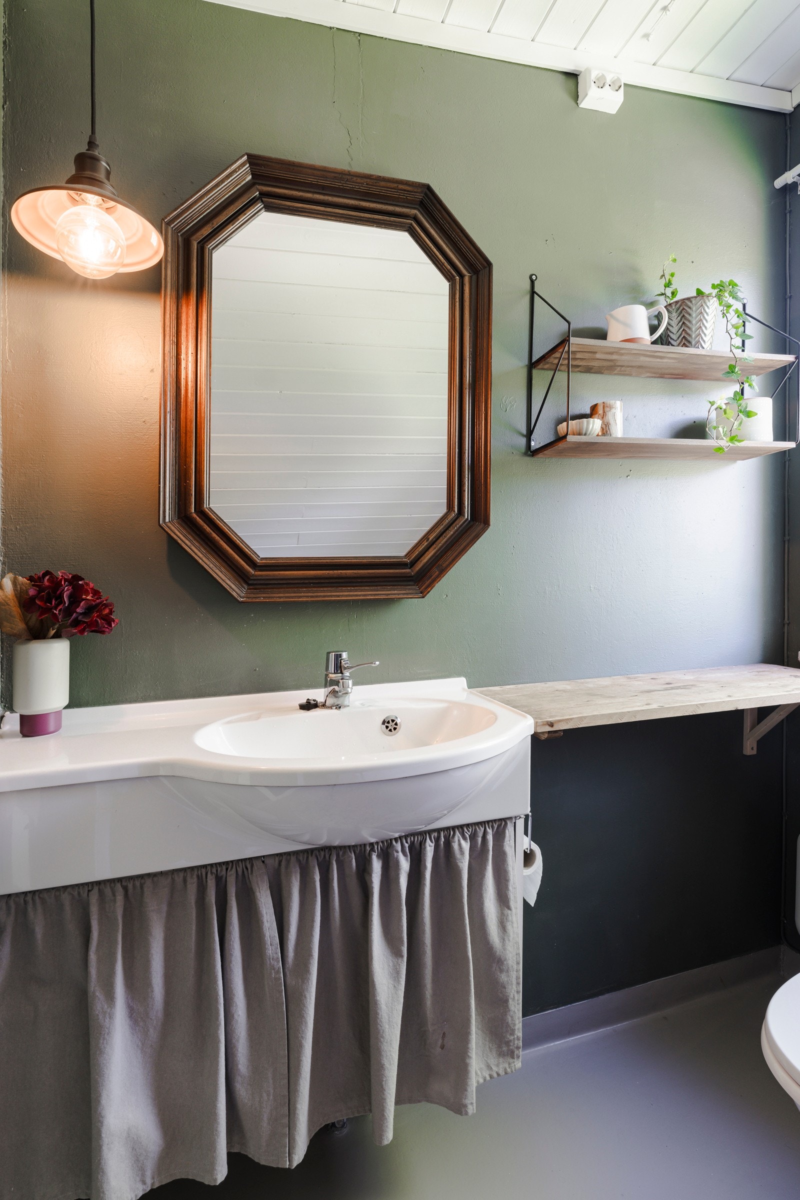 Lys og fint bad som er innredet med badekar, servant og toalett. Galleribilde