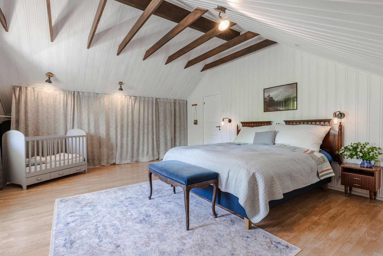 Stort og innbydende hovedsoverom med god takhøyde og skråtak som gir rommet en luftig og karakteristisk atmosfære. Galleribilde