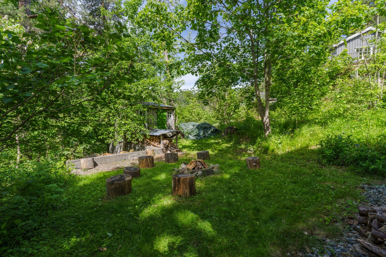 Tomten på 1.801 kvm. er pent opparbeidet med store, jevne plenområder, beplantning, busker og prydbusker som gir farge og liv gjennom hele sesongen Galleribilde