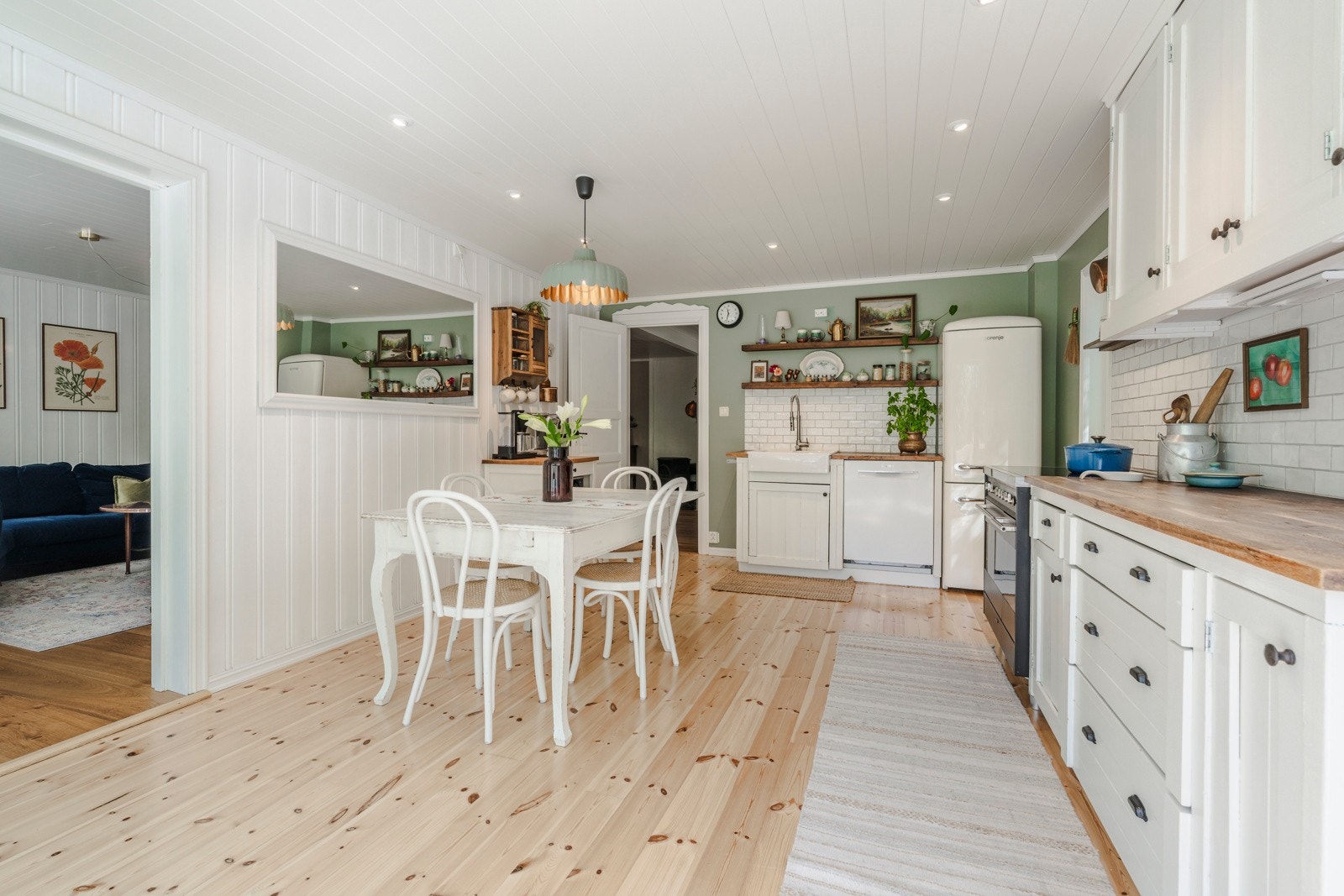 Kjøkkenet har plassbygd innredning med profilerte fronter fra 2016 Galleribilde