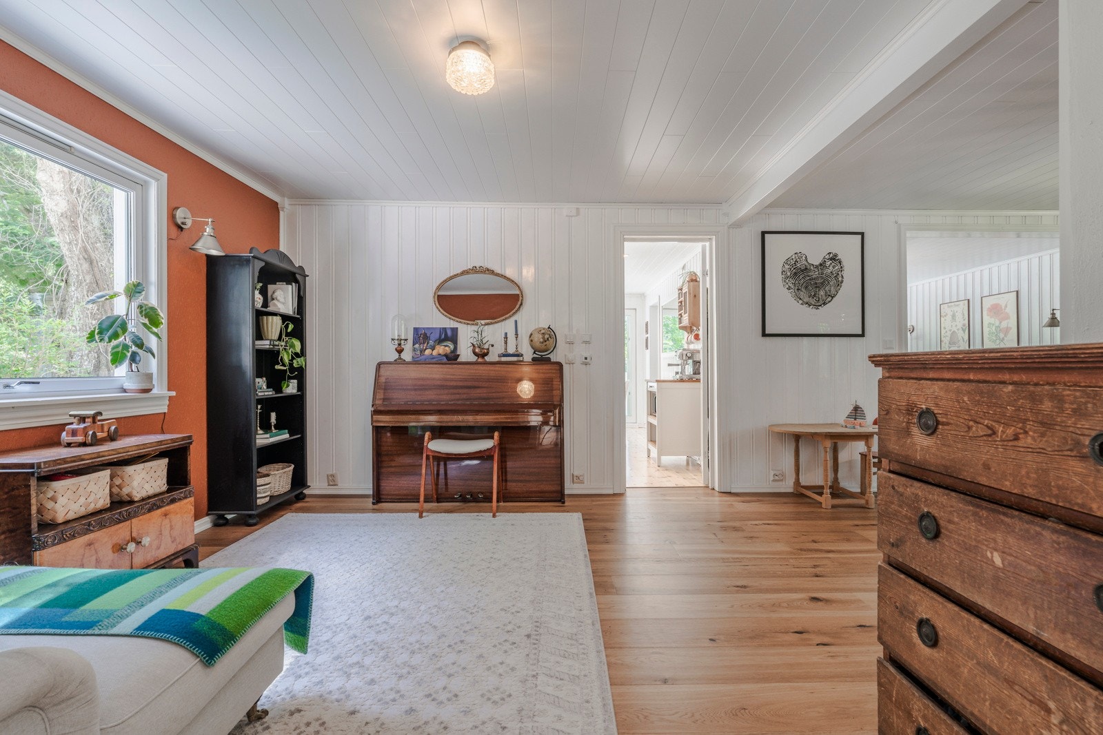 Stor og luftig stue med gode møbleringsmuligheter og store vindusflater som gir rikelig med naturlig lys. Galleribilde