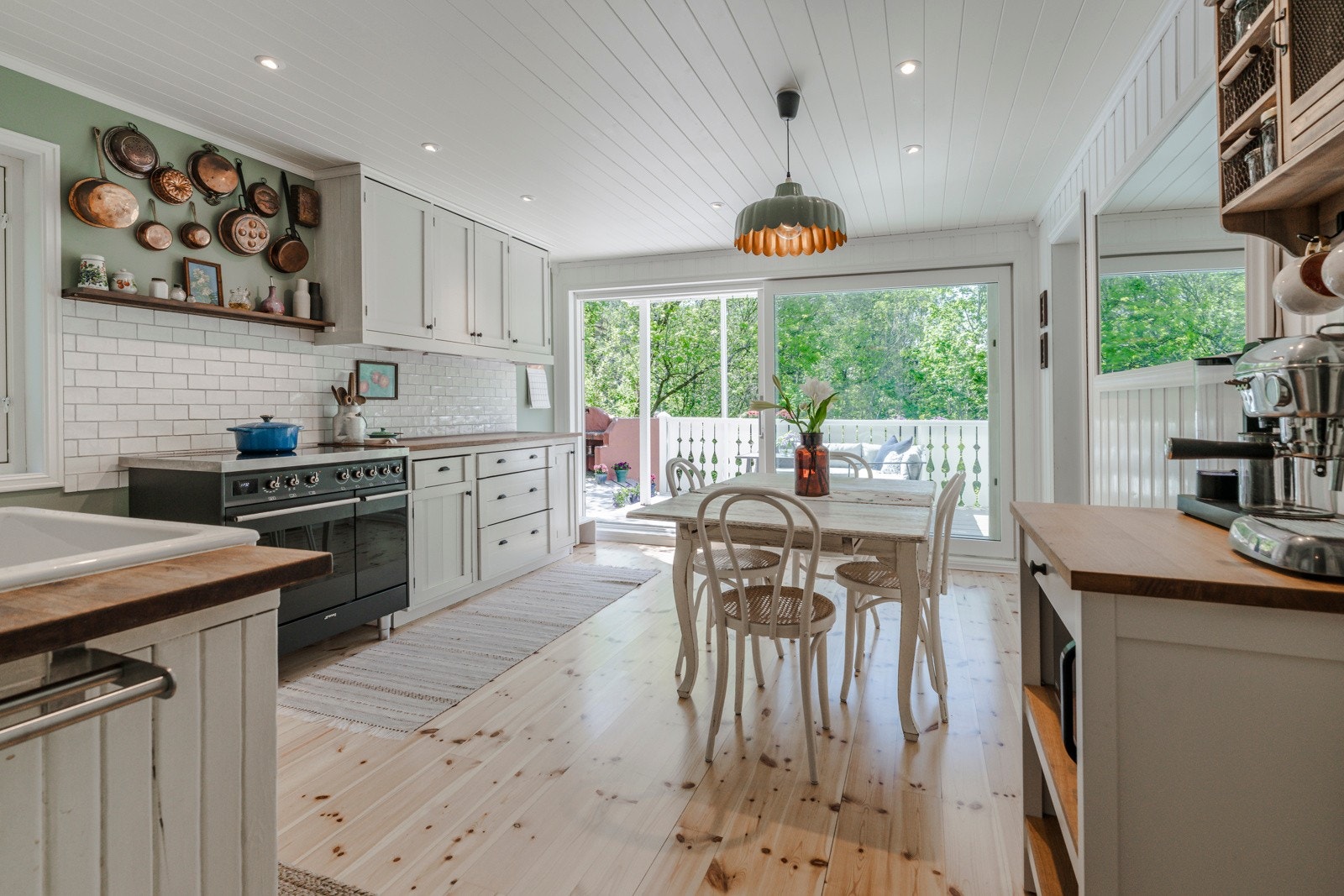 Stort, velutstyrt og moderne kjøkken med god plass til spisebord. Galleribilde