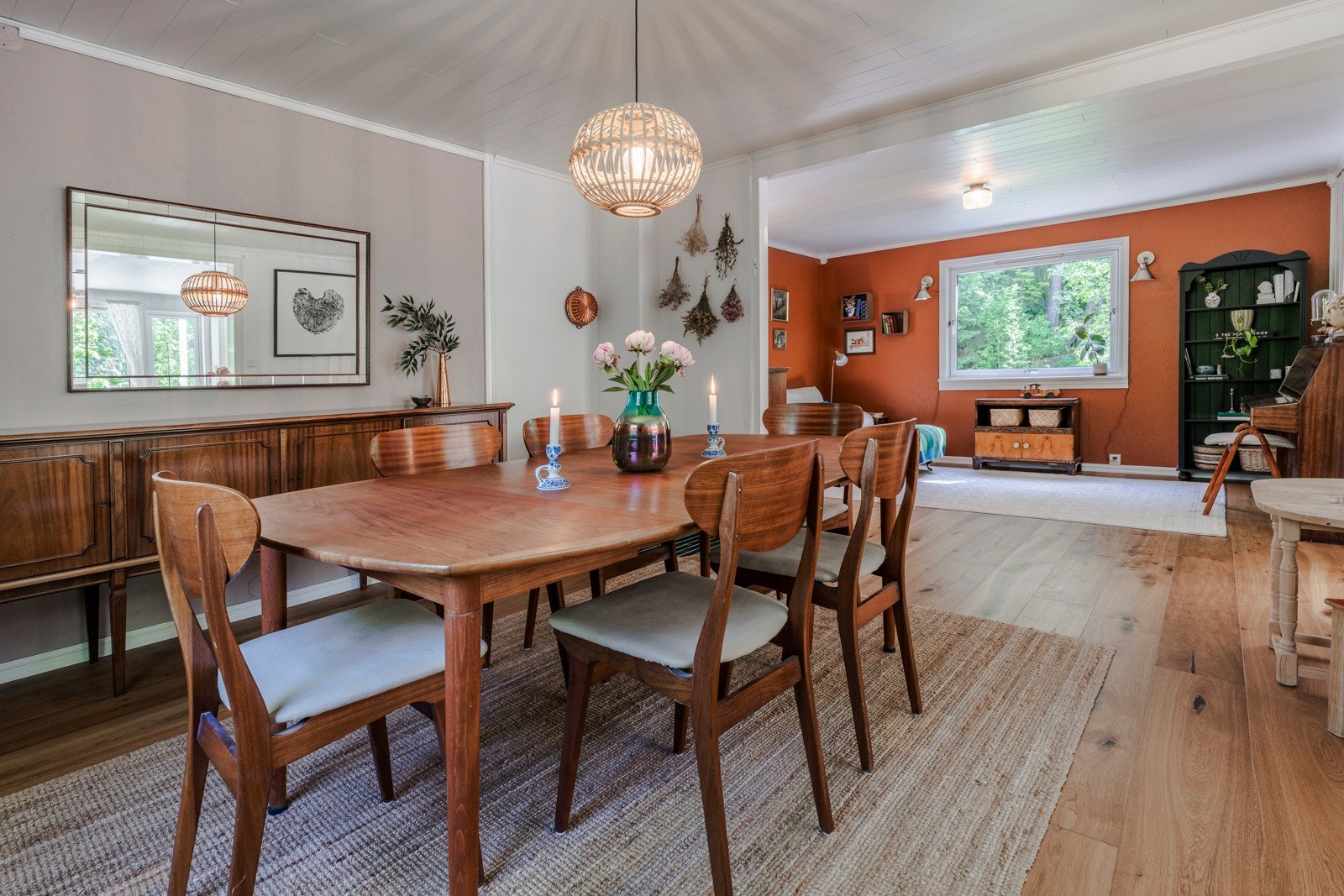 Lys og romslig spisestue med naturlig tilknytning til kjøkkenet - perfekt for sosiale sammenkomster og familiemiddager. Galleribilde