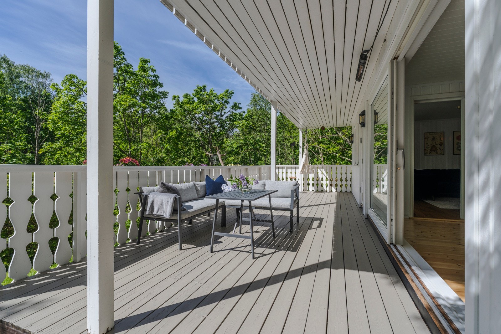 Utgang til en herlig stor, sydvendt terrasse (ca. 98 m2) med svært gode solforhold og trapp til den flotte hagen. Galleribilde