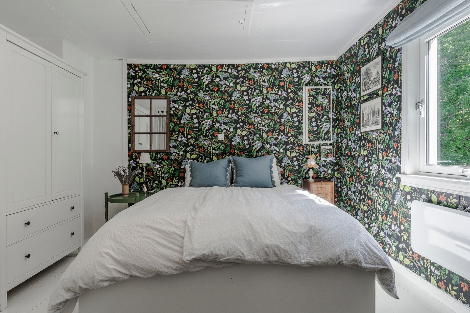 Et allsidig rom som passer godt som hovedsoverom, barnerom eller gjesterom, med enkel tilgang til ekstra oppbevaring på loftet. Galleribilde