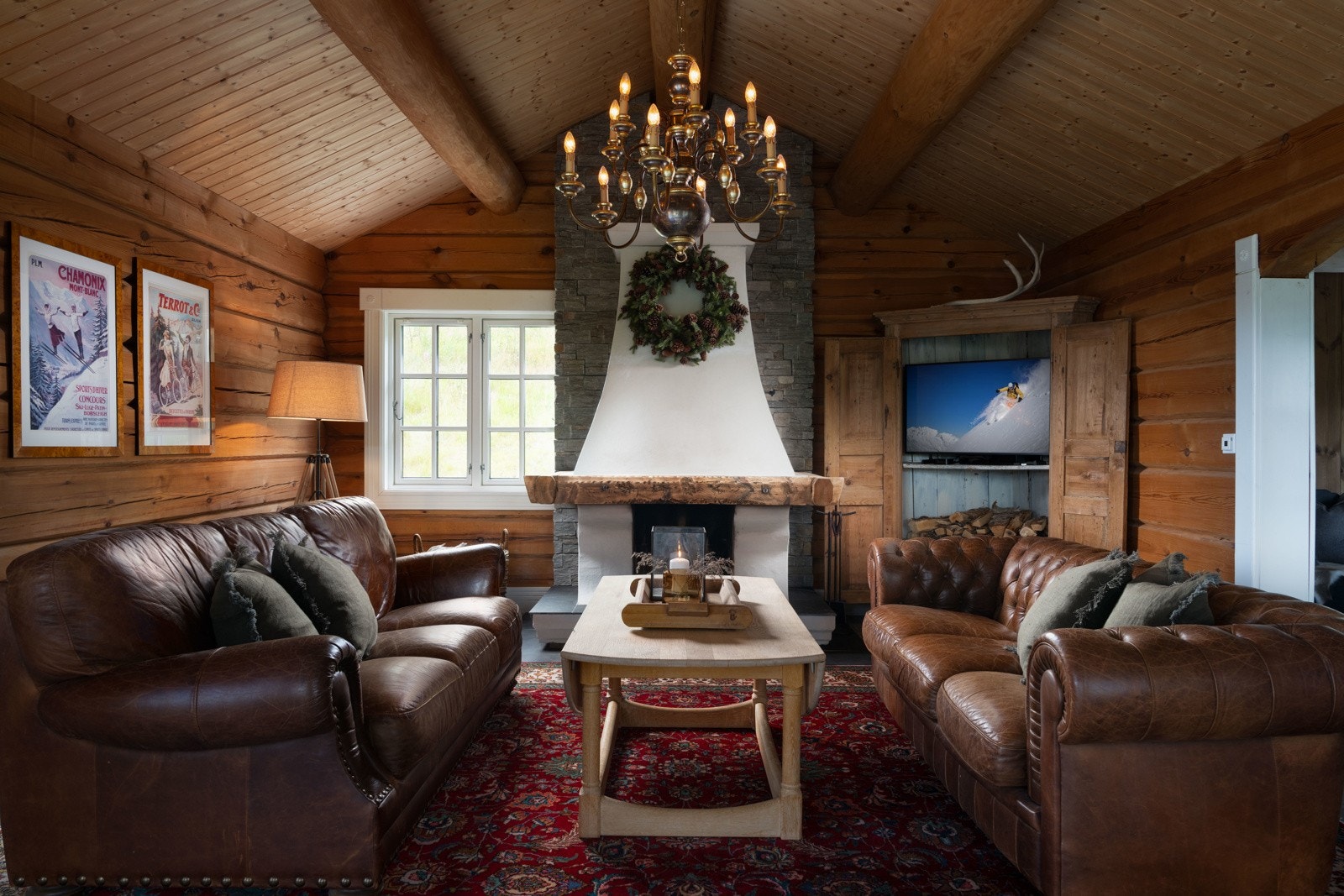 Peisen smykker opp stuen og varmer godt på kalde vinterdager Galleribilde