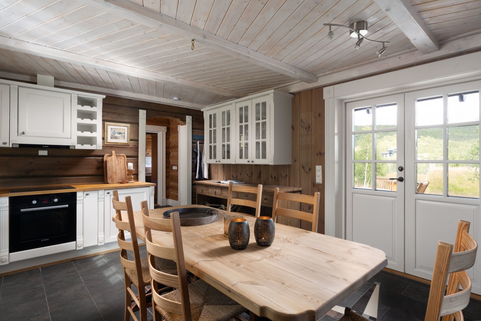 Fra kjøkkenet er det utgang til uteareal Galleribilde