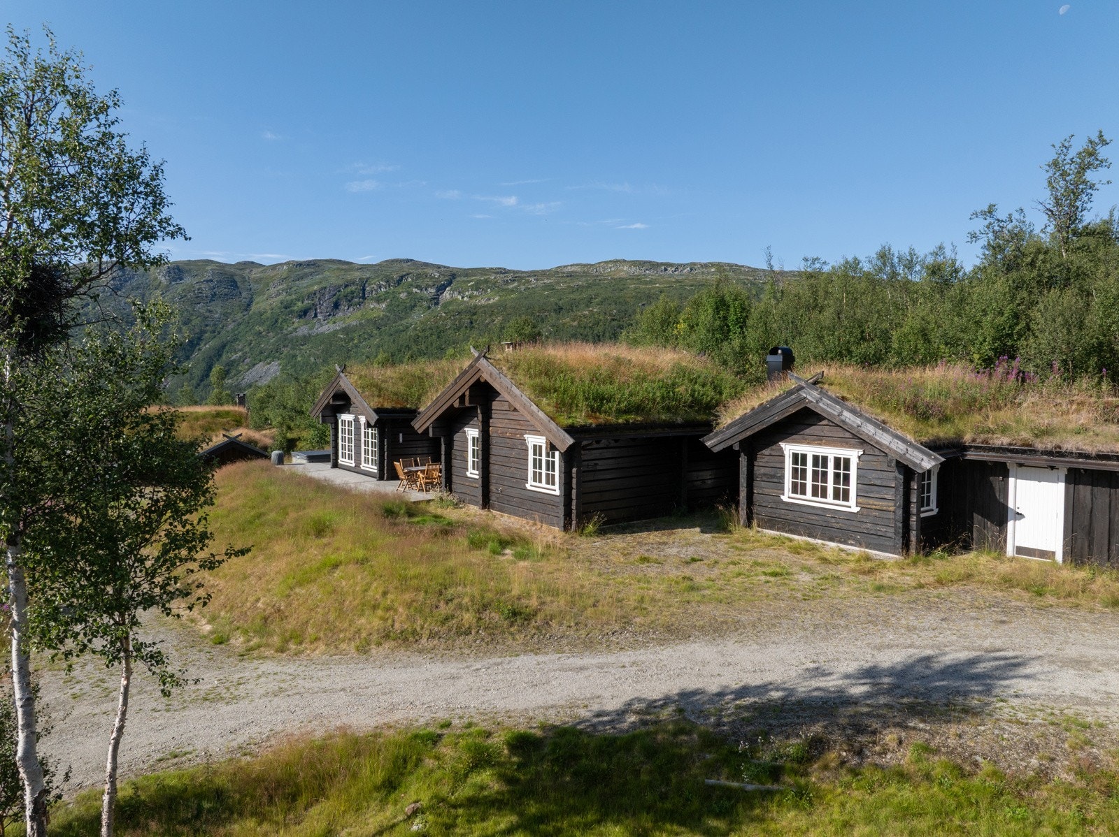 God plass til parkering utenfor hytten og annekset Galleribilde