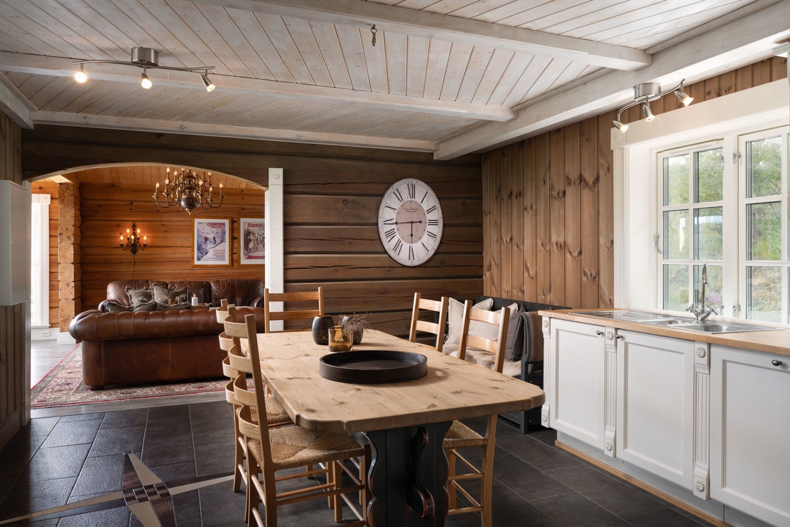 Romslig og lekkert kjøkken med alt du trenger for å trylle frem de lekreste retter Galleribilde