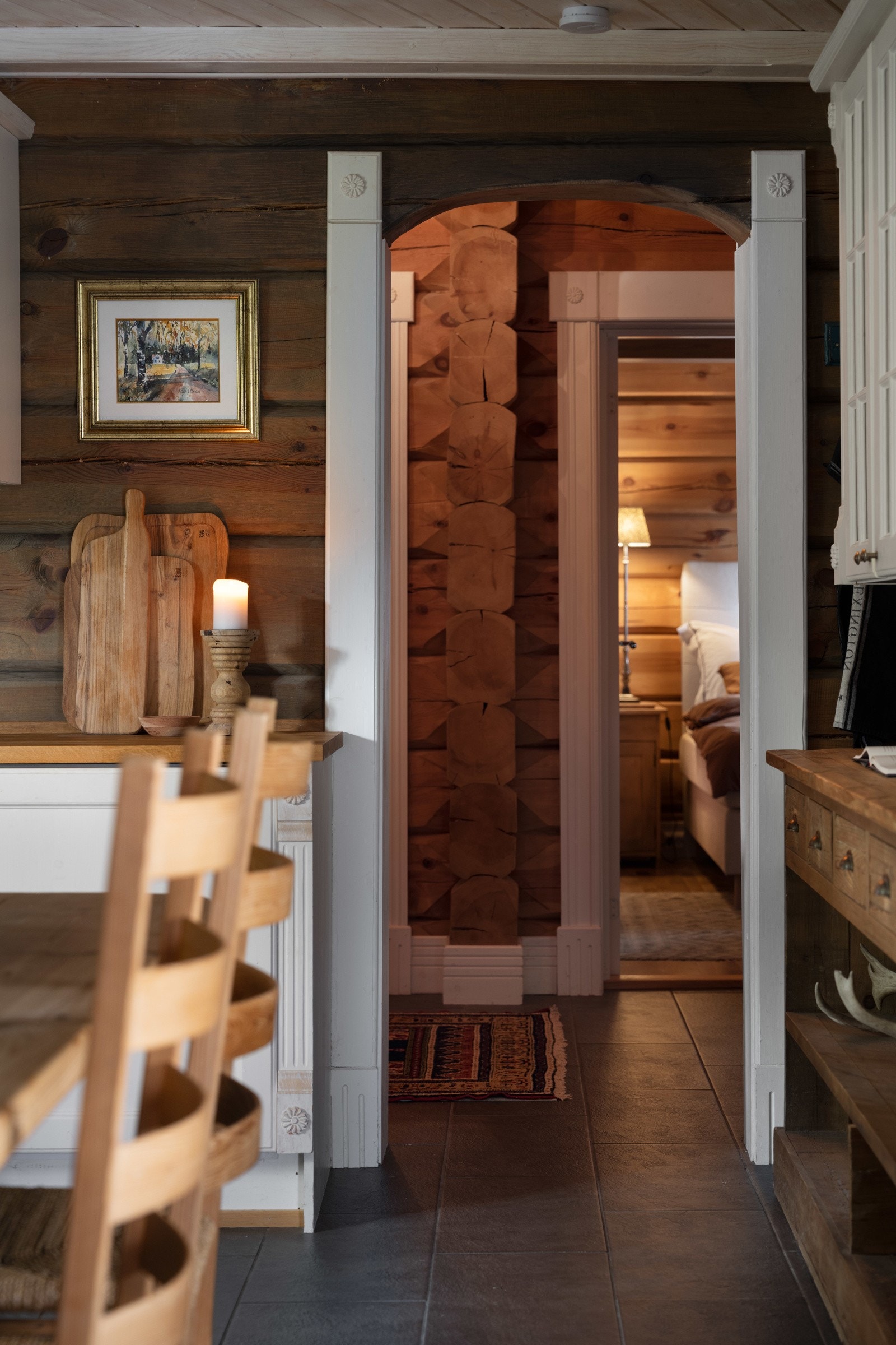 Innvendige gulv av fliser, parkett og laminat i hovedhytten Galleribilde