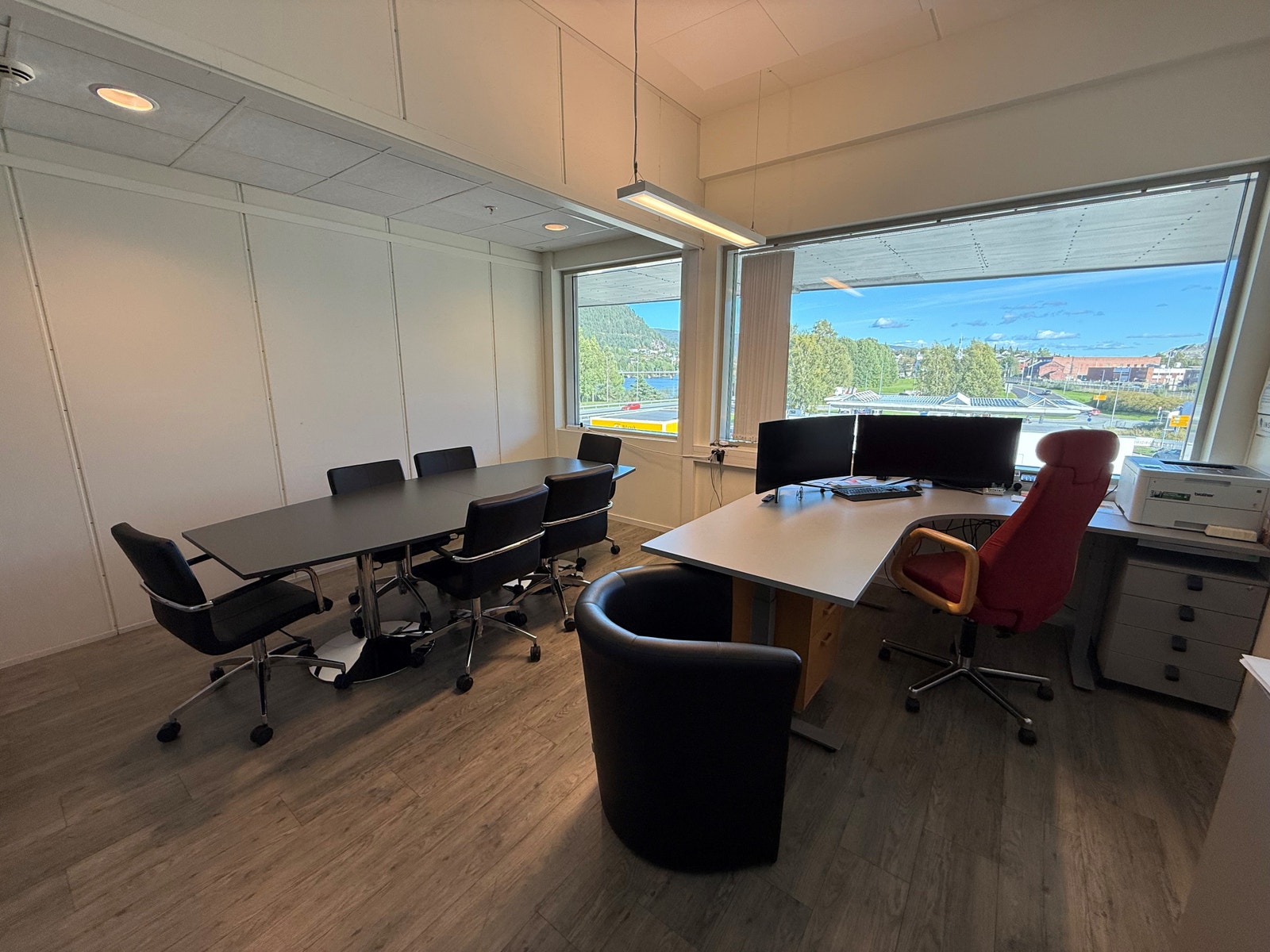 Kontor nr 1 som vist på oversikt. God plass til flere ansatte ved behov. Ca 22 kvm Galleribilde