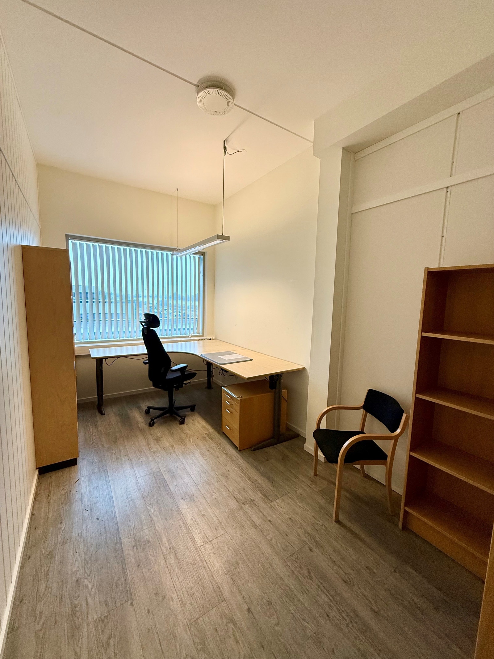 Kontor 41. Kr. 4600 + mva pr mnd alt inkludert. (Fiber,renhold, mm)
Kontoret leies ut møblert. Fint kontor med plass til 1-2 personer Galleribilde