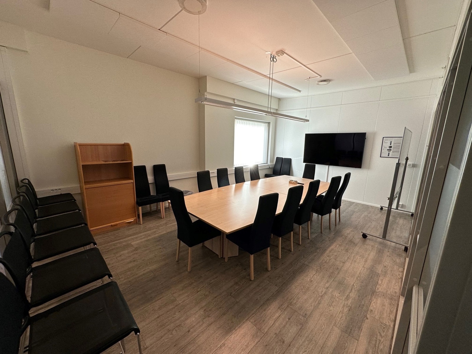 Felles møterom som kan benyttes av alle er inkludert i husleien. Booking på dør eller pr mail. Galleribilde